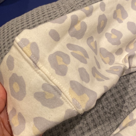 Dittos size L fashionable sweatshirt. Falls below waist. Wore it once or twice. - Picture 3 of 4